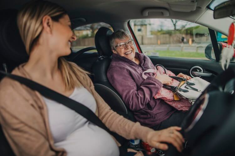 pregnant woman wearing seat belt